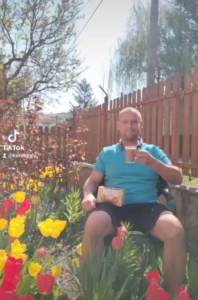 DXN ganodermás kávé fogyasztása tulipánok közt a Kávékirály kertjében
